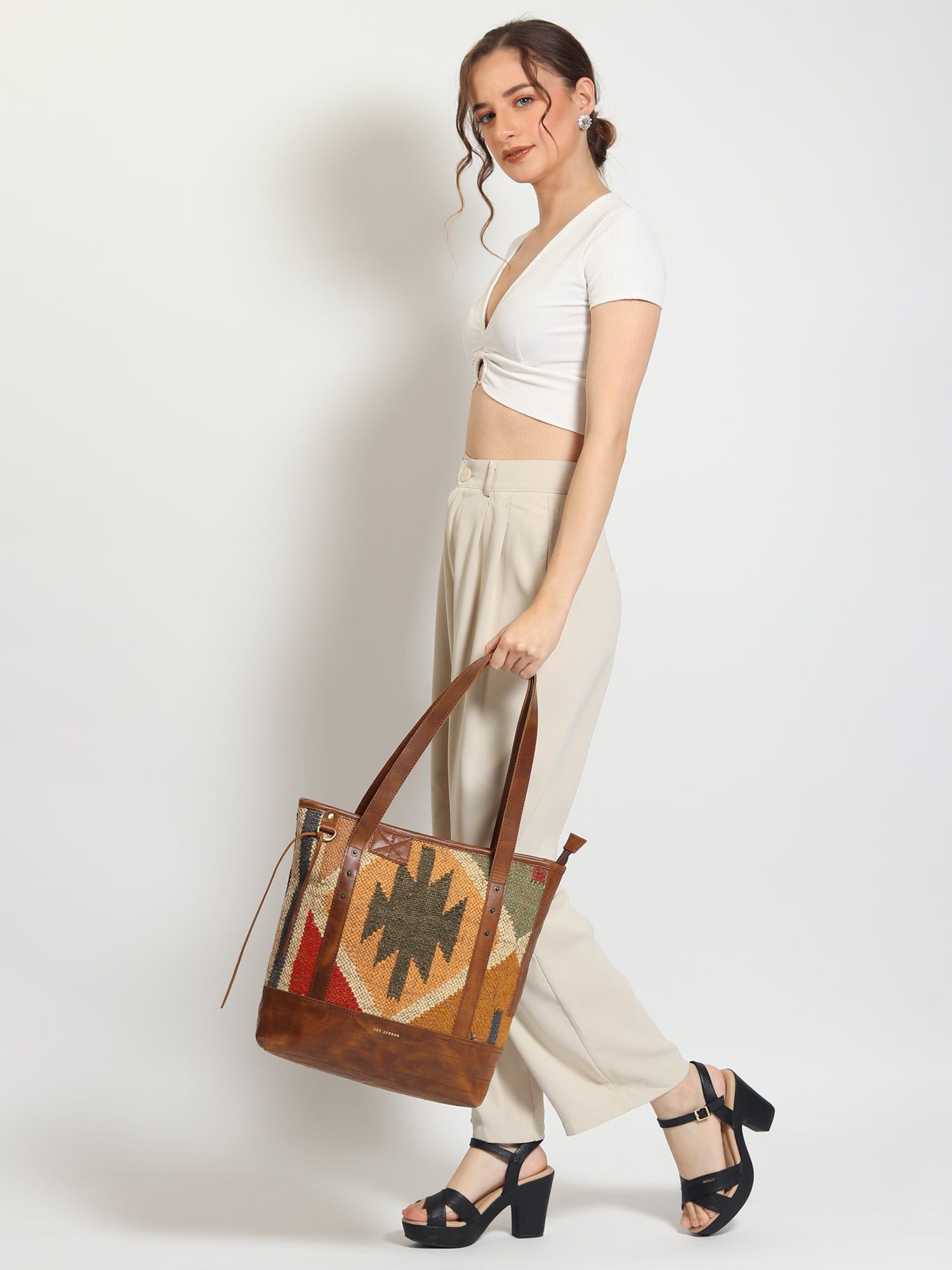 Aneur kilim handbag second view — Art Avenue
