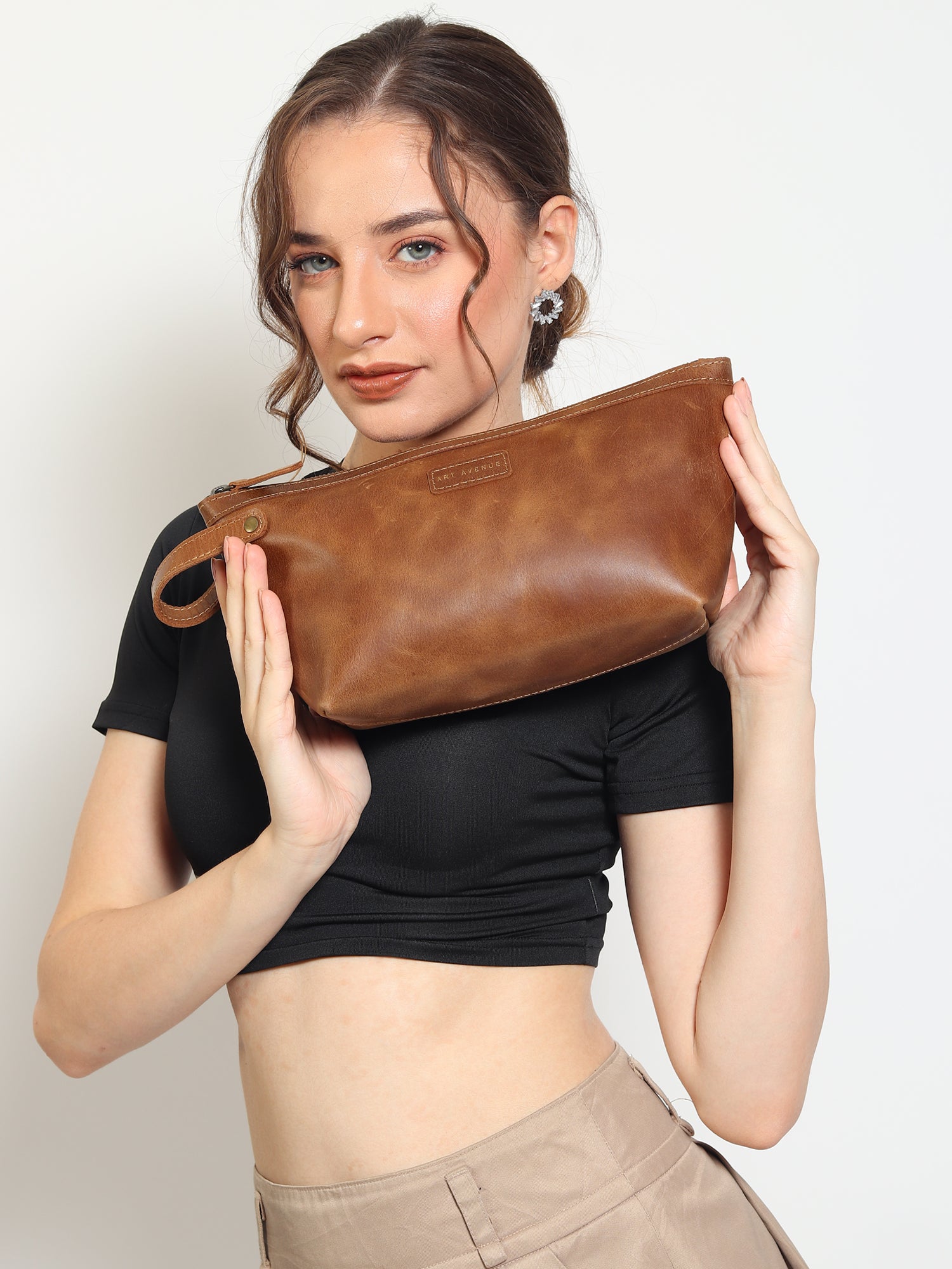 Flisk leather pouch, second view — Art Avenue