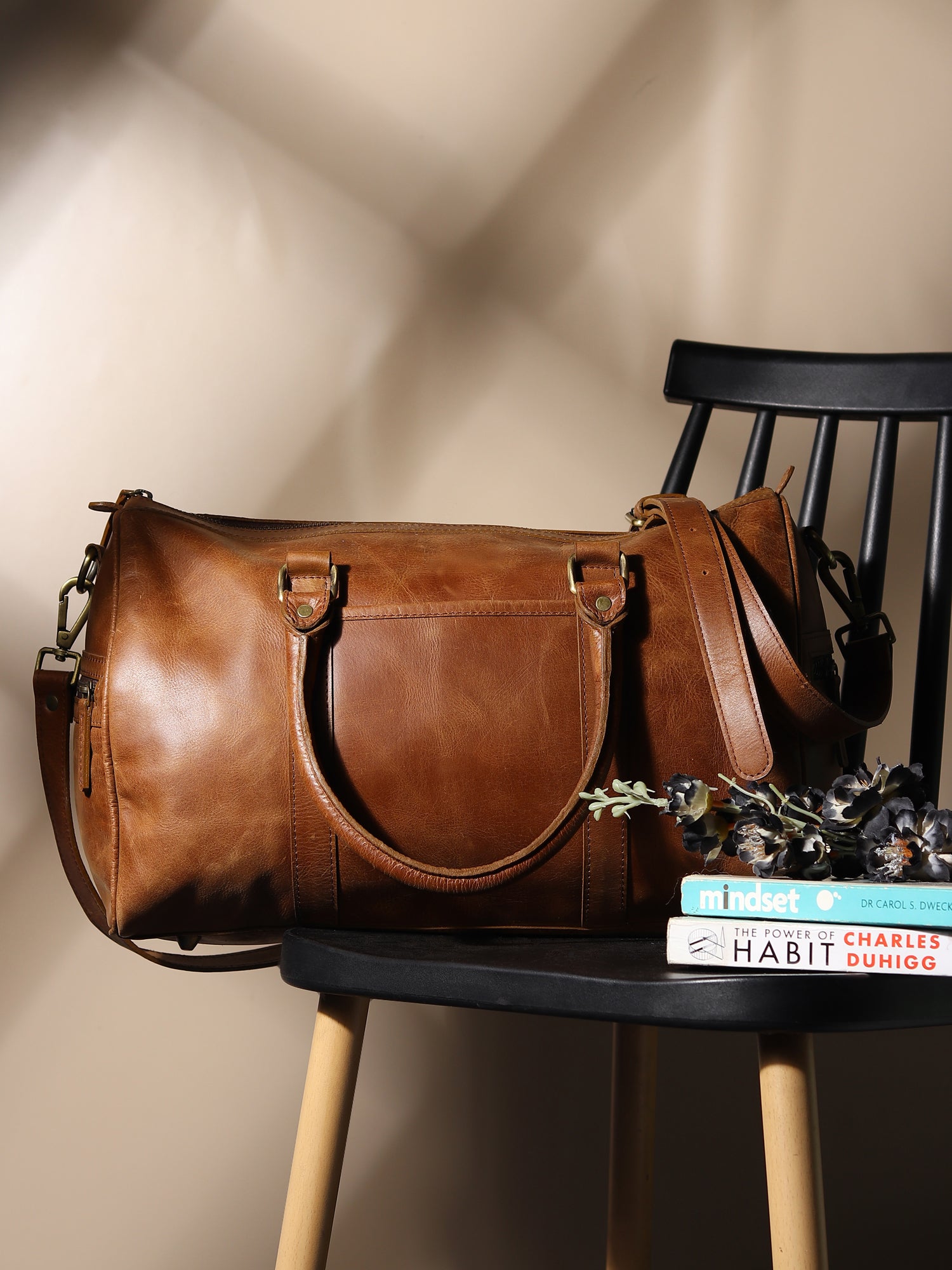 Aviator duffle bag on shoulder — Art Avenue