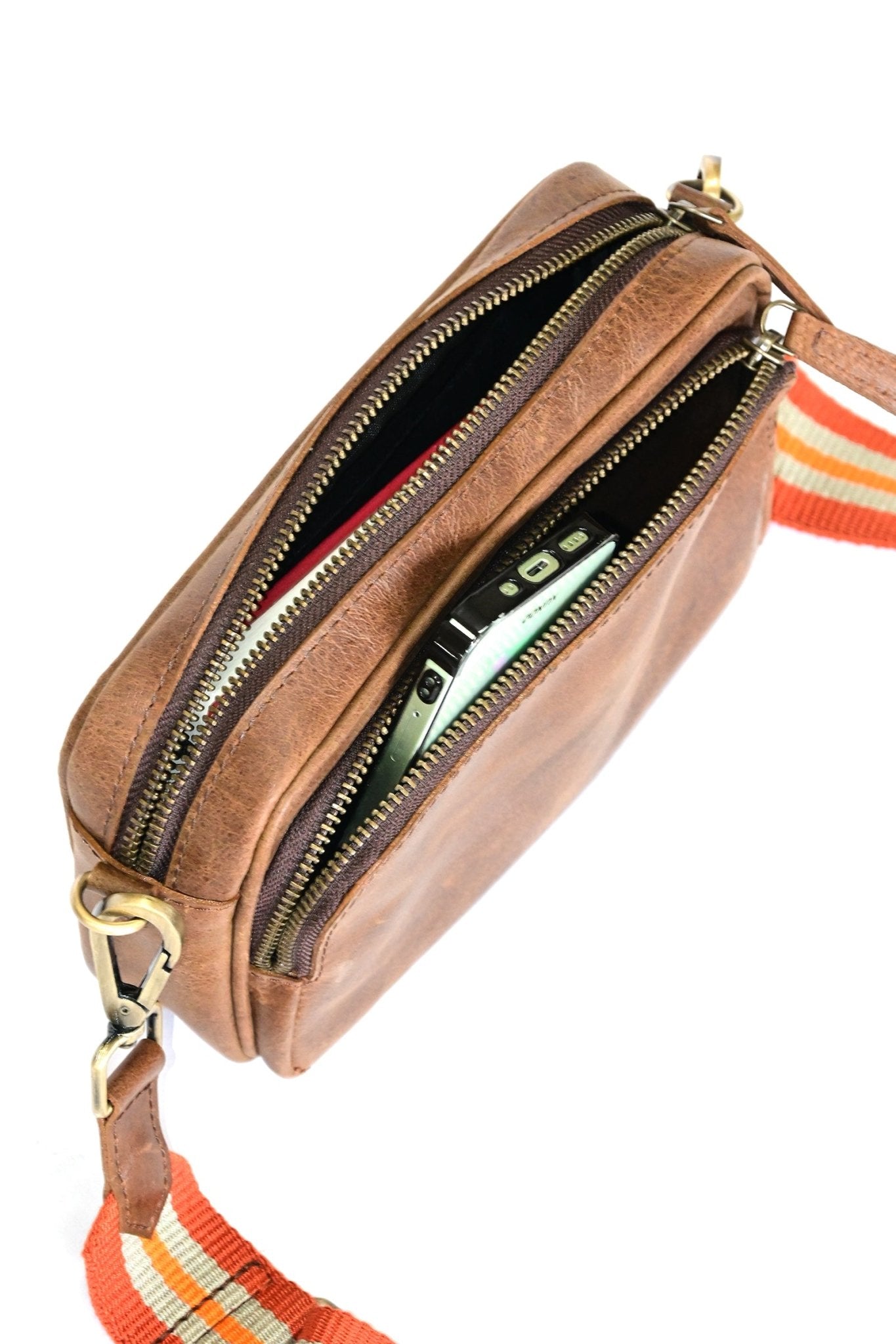 Harisson leather sling bag brown, front detail — Art Avenue