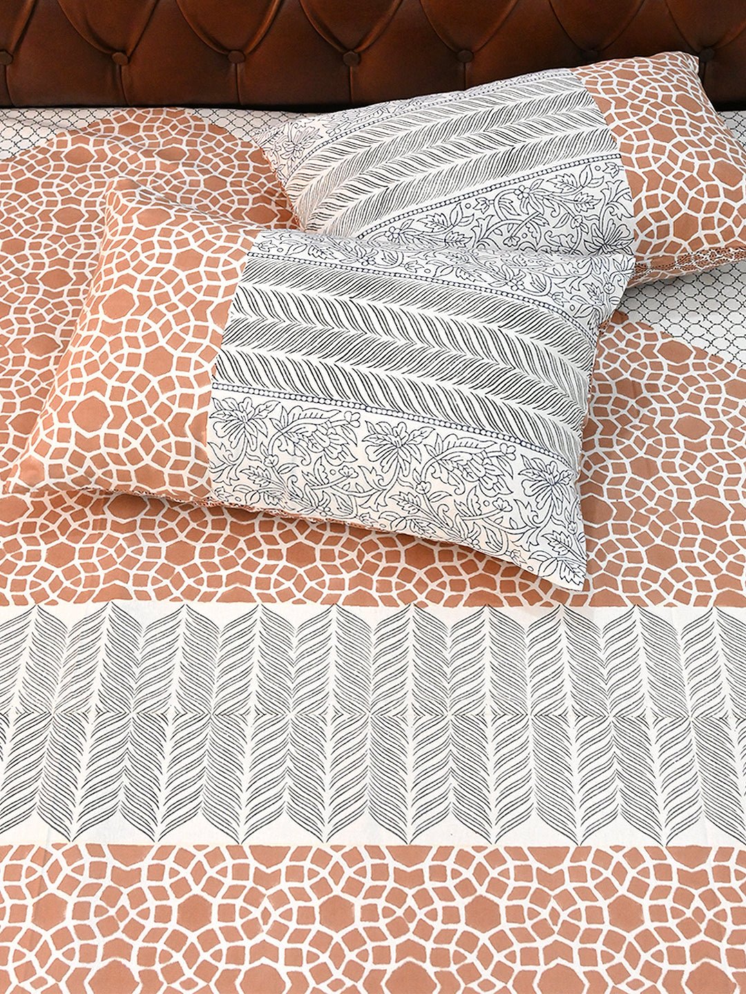 WHIMSICAL ABSTRACT COTTON PRINTED DOUBLE BEDSHEET WITH PILLOW - ART AVENUE