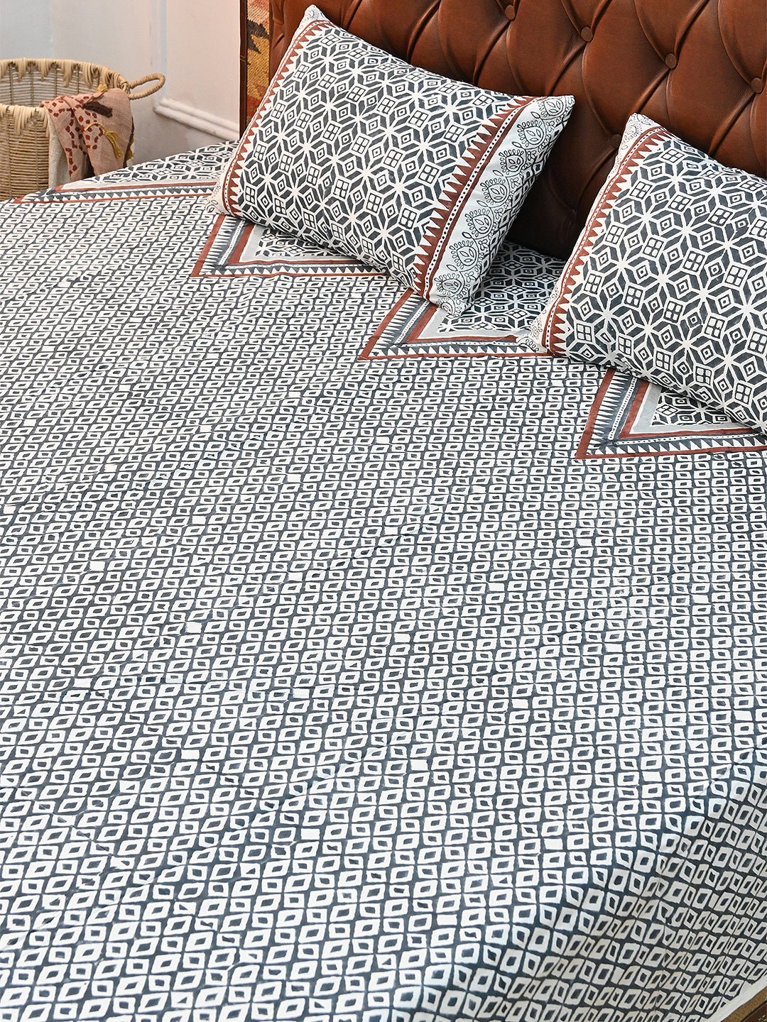 DIAMOND STRING COTTON PRINTED DOUBLE BEDSHEET WITH PILLOW - ART AVENUE