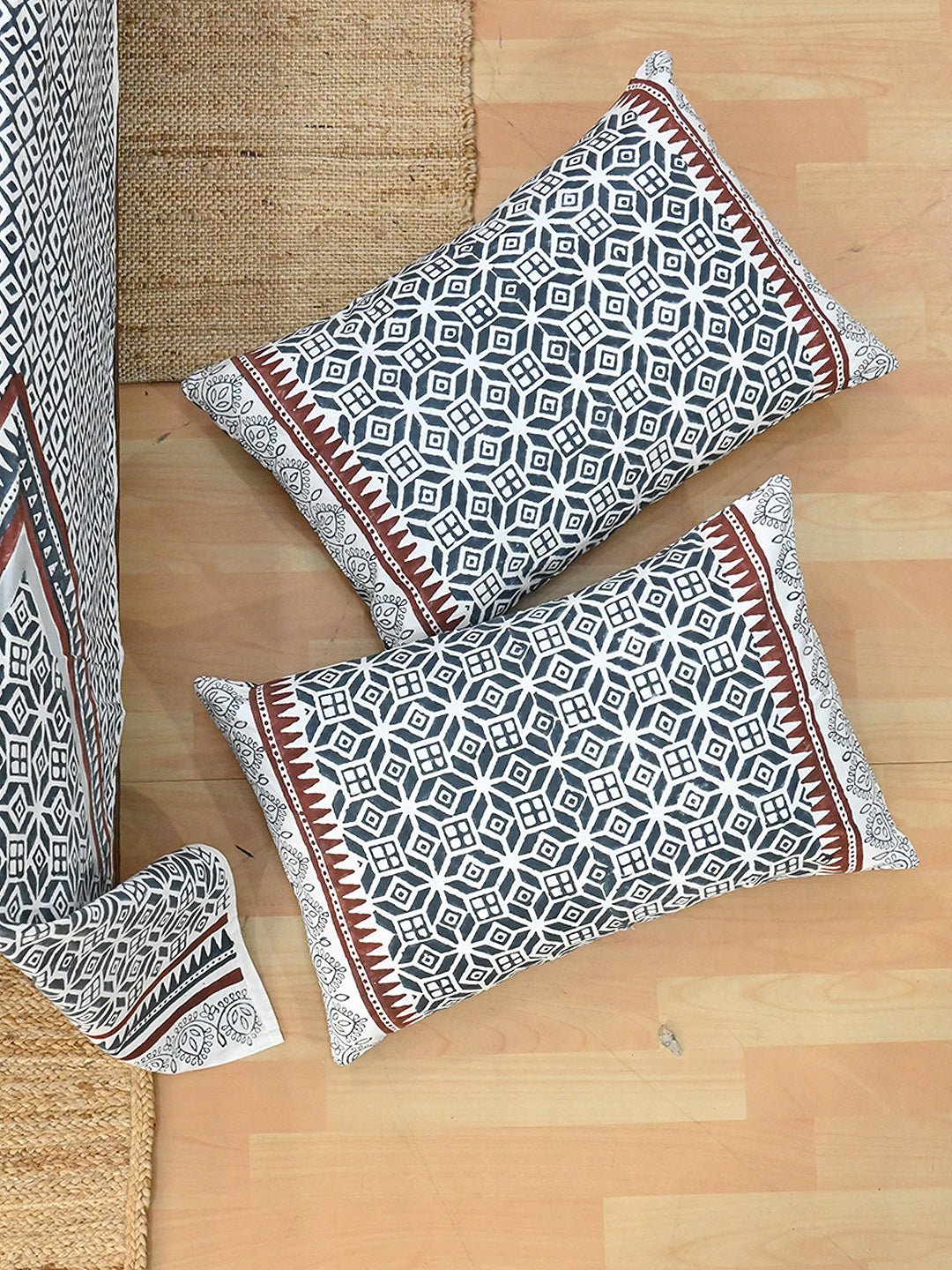 DIAMOND STRING COTTON PRINTED DOUBLE BEDSHEET WITH PILLOW - ART AVENUE