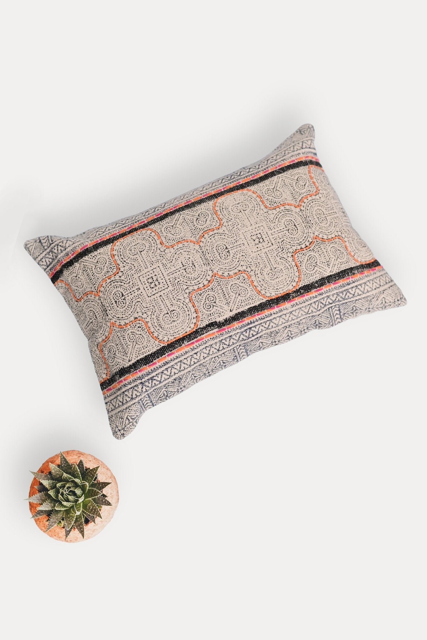 CATHAL- LUMBAR CUSHION COVER - BLACK - ART AVENUE