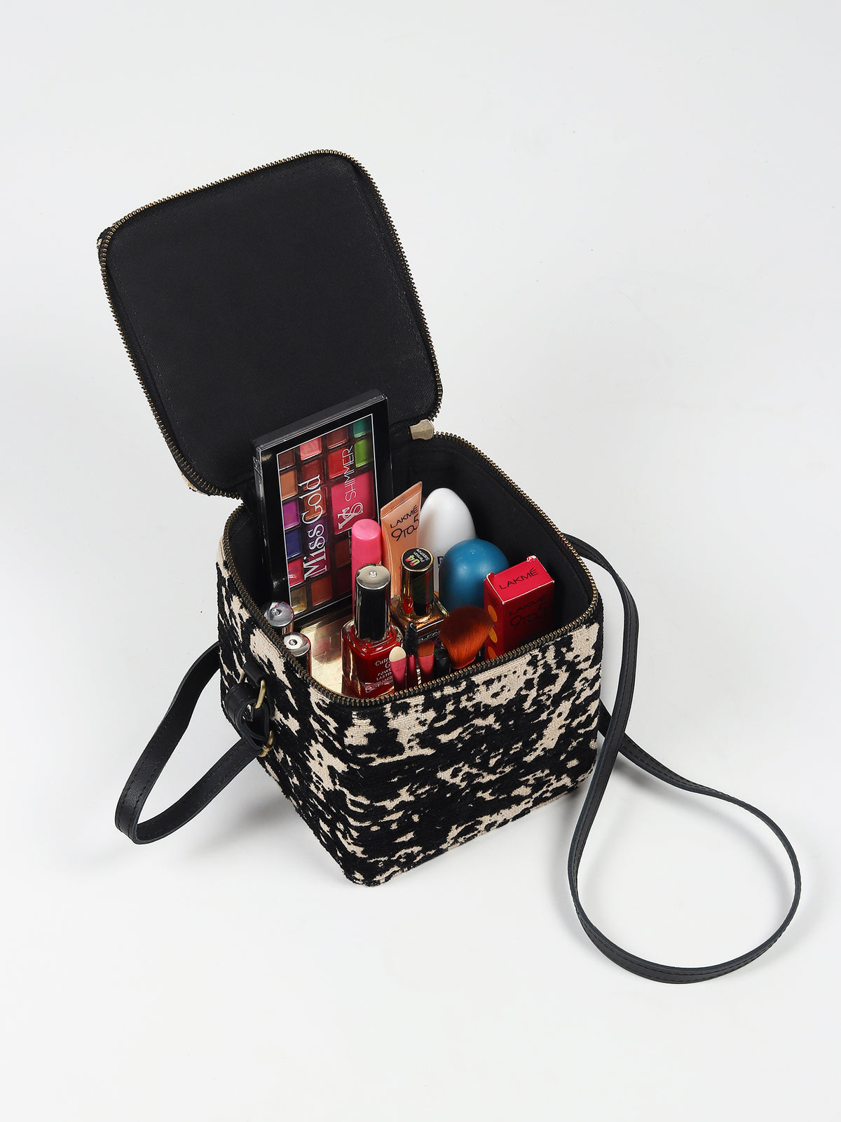 Alira leather and jacquard bag lifestyle — Art Avenue