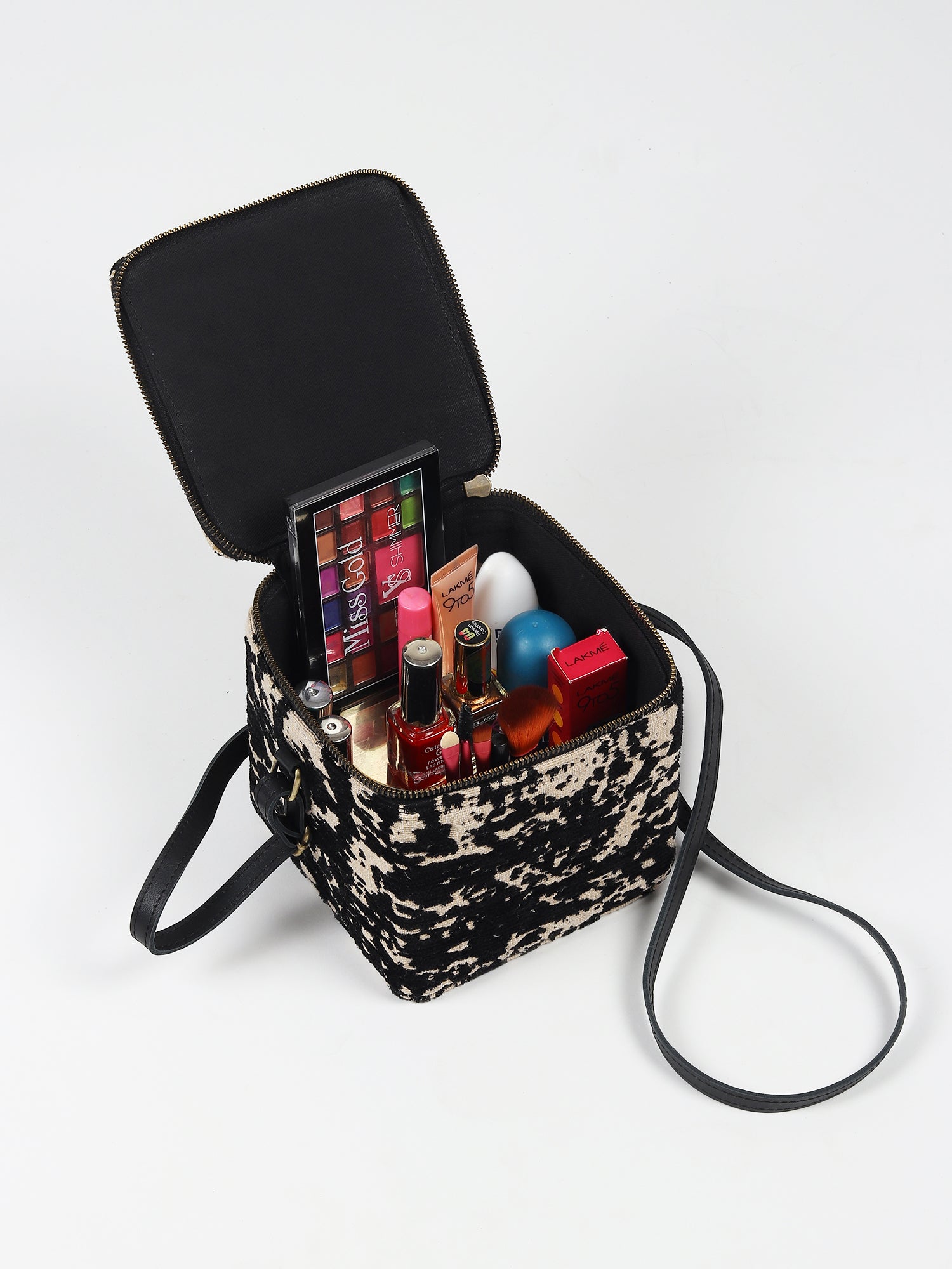 Alira leather and jacquard bag lifestyle — Art Avenue