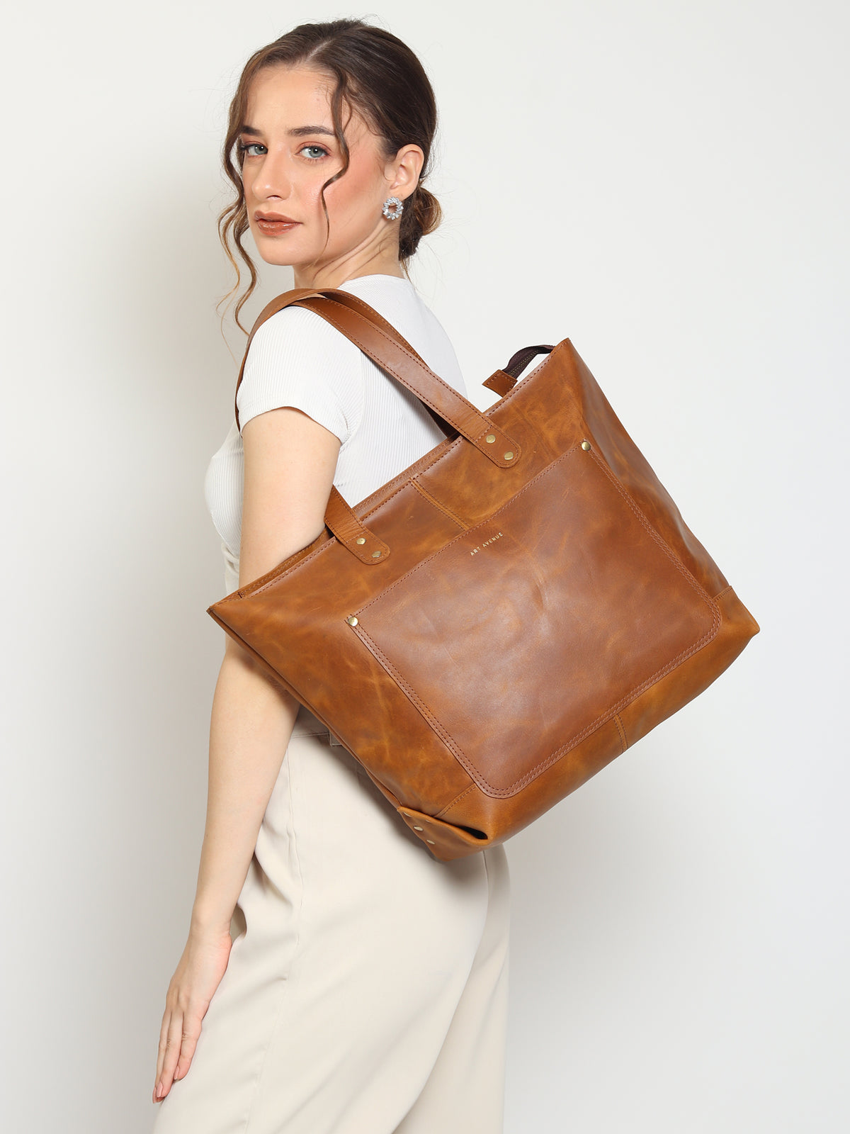 Kier leather handbag, second view — Art Avenue