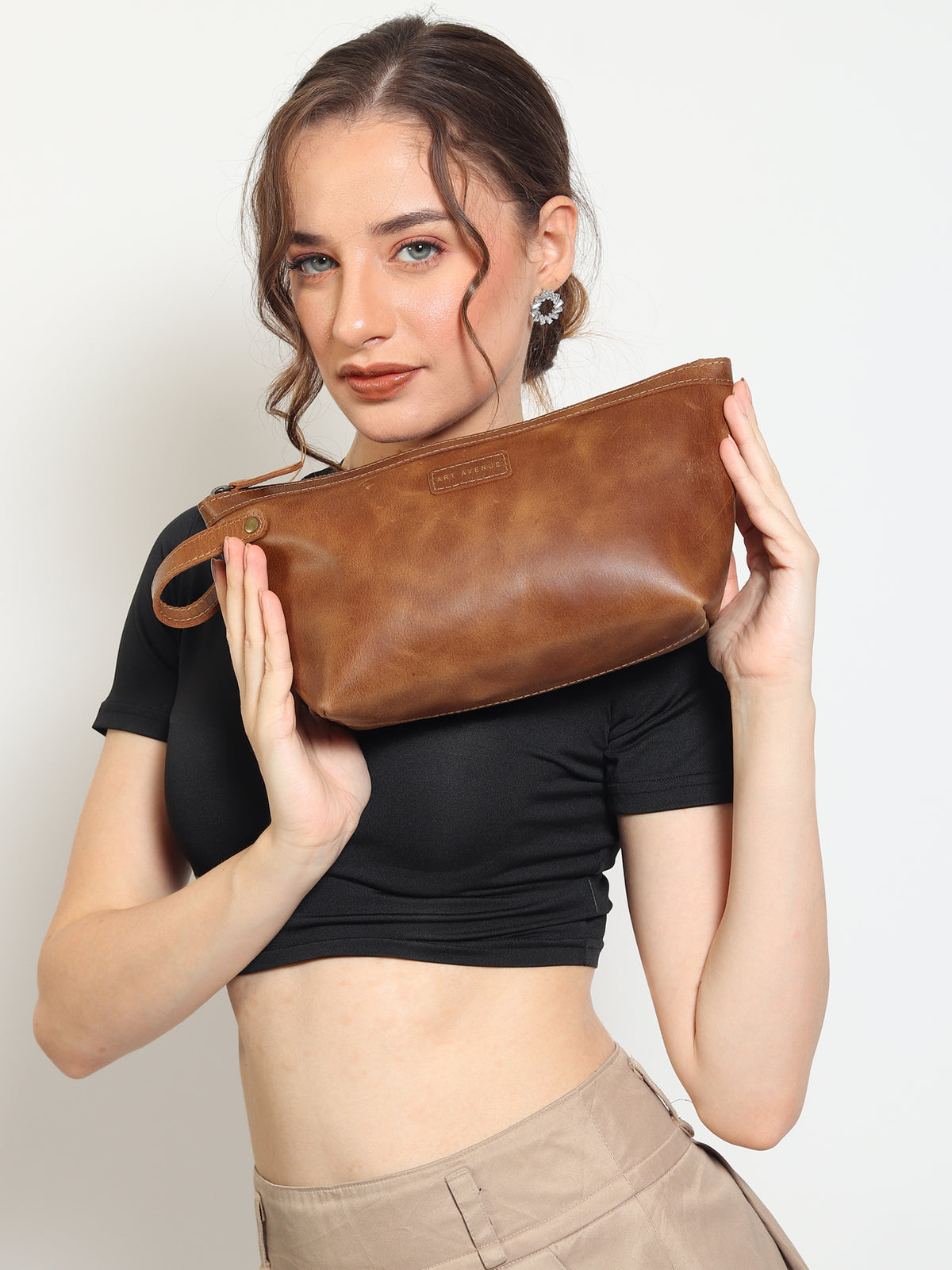 Flisk leather pouch, second view — Art Avenue
