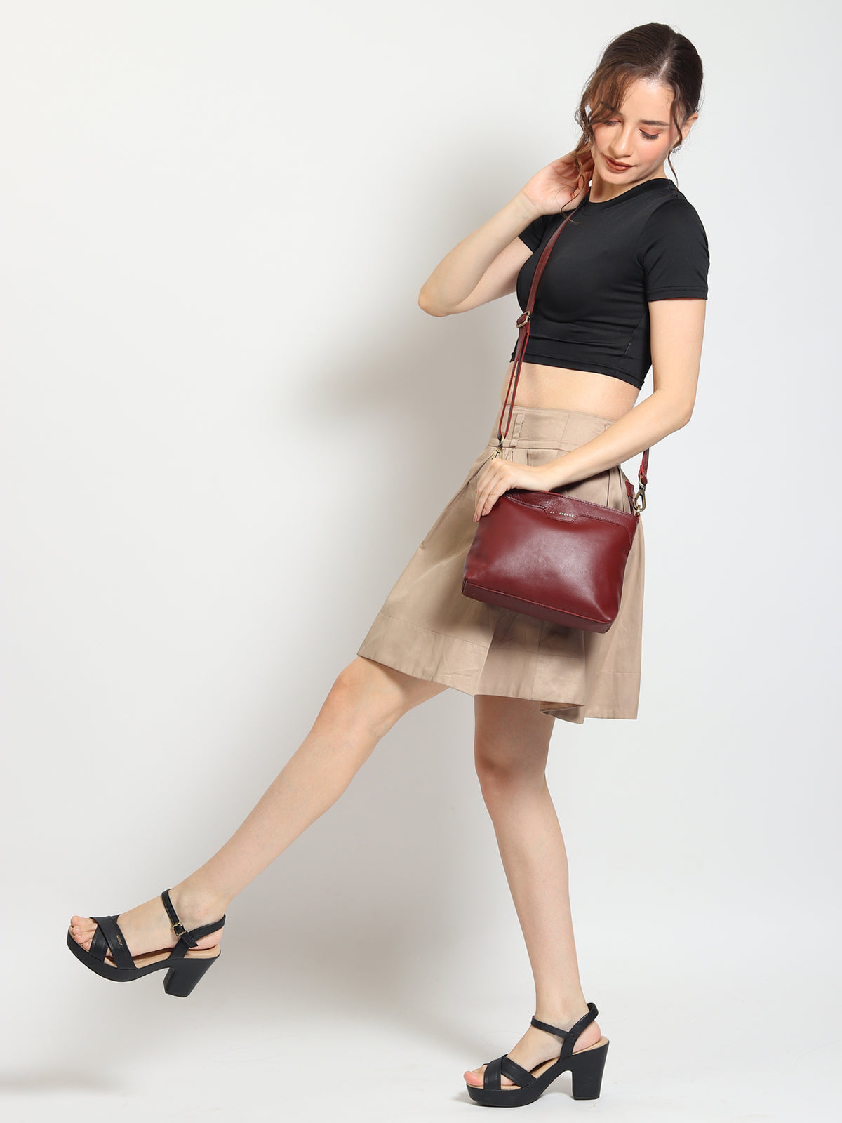 Ladislao leather sling bag closure detail — Art Avenue