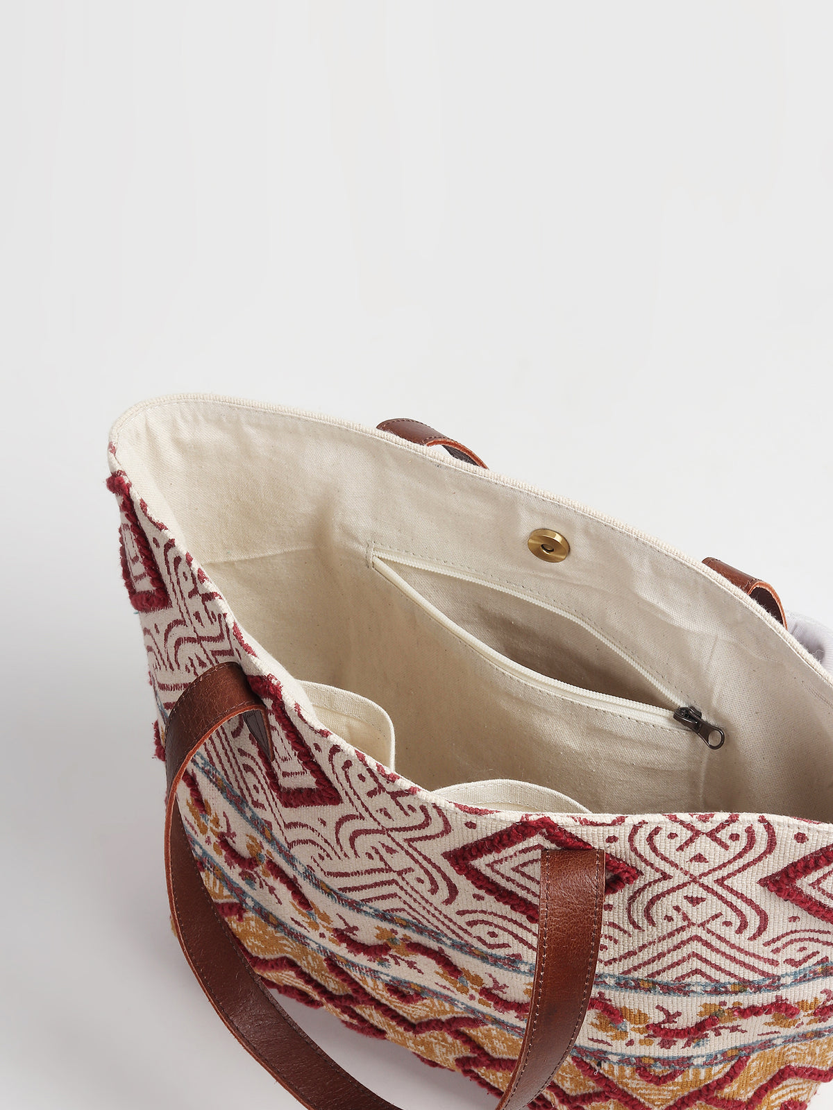 Yibing tote bag on shoulder — Art Avenue