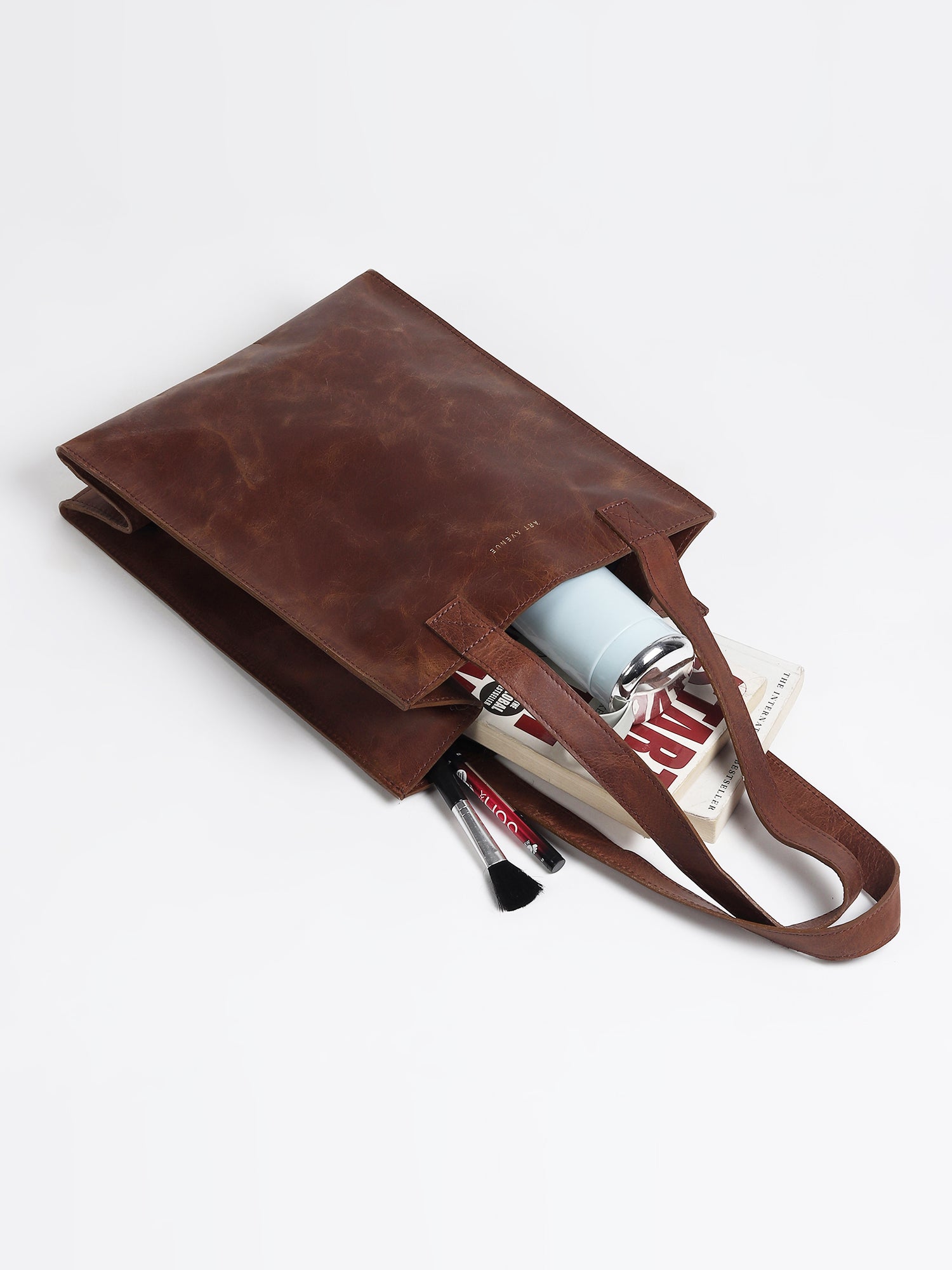 Freebie leather tote bag closure detail — Art Avenue