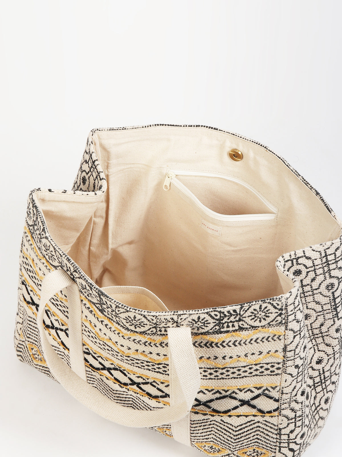 Banias tote bag on shoulder — Art Avenue
