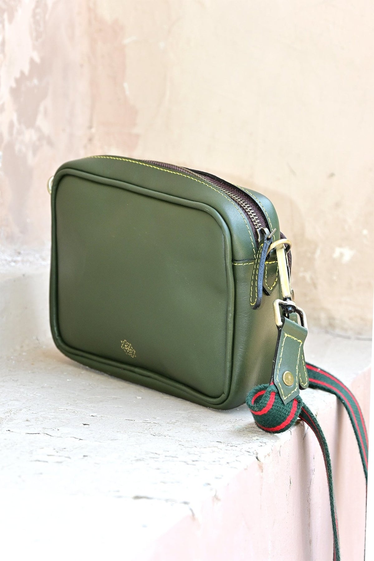 Harisson leather sling bag green, front detail — Art Avenue