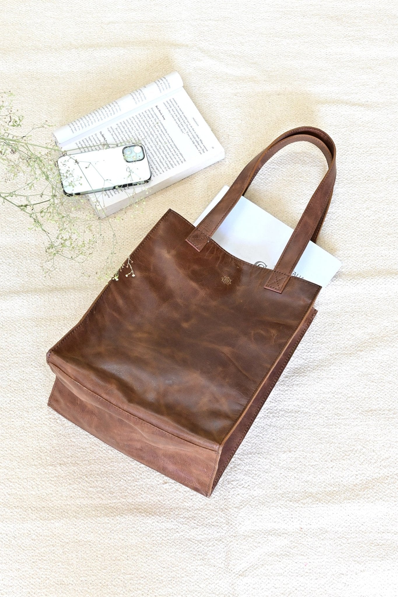 Freebie leather tote bag on shoulder — Art Avenue