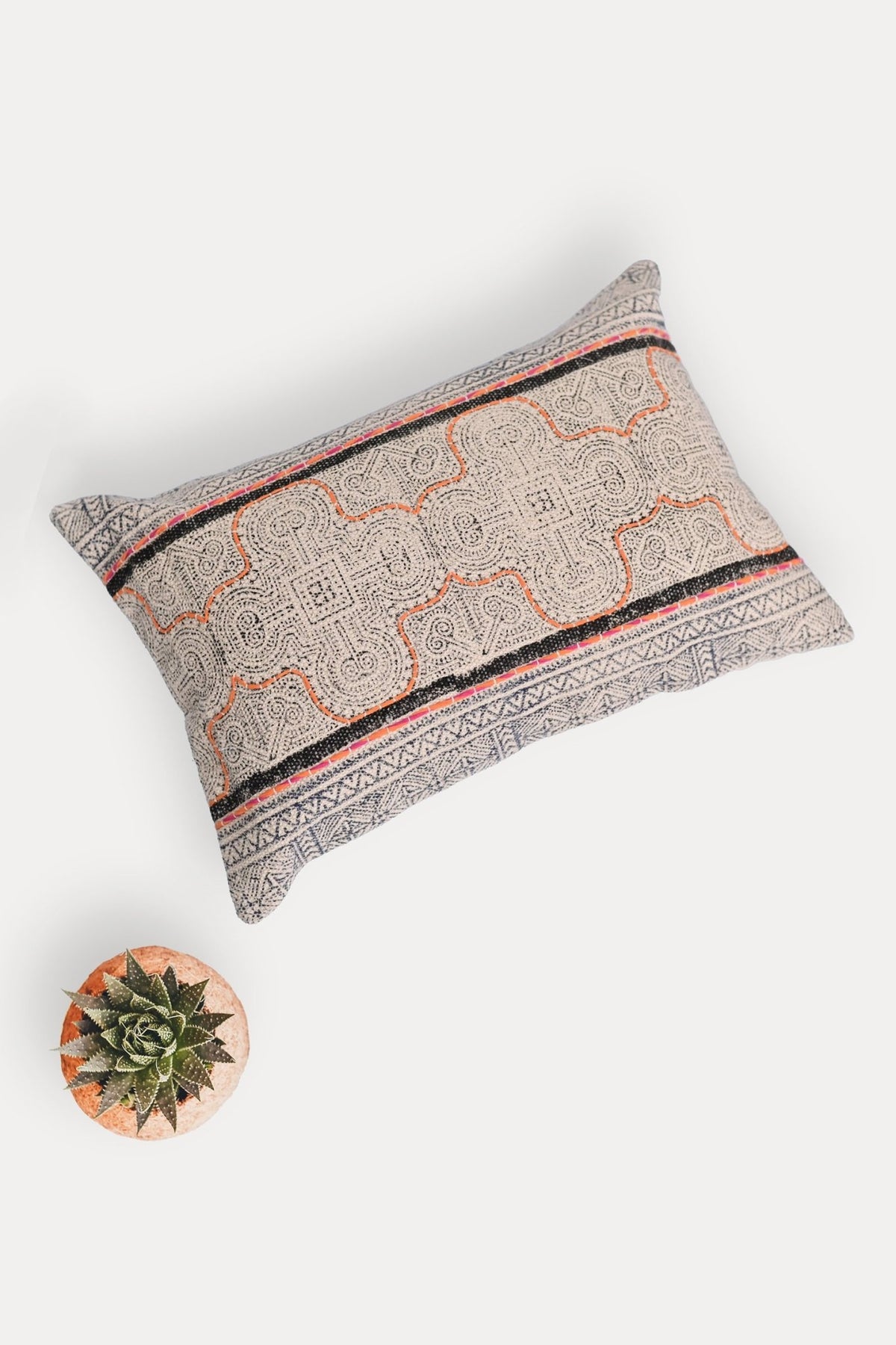 CATHAL- LUMBAR CUSHION COVER - BLACK - ART AVENUE