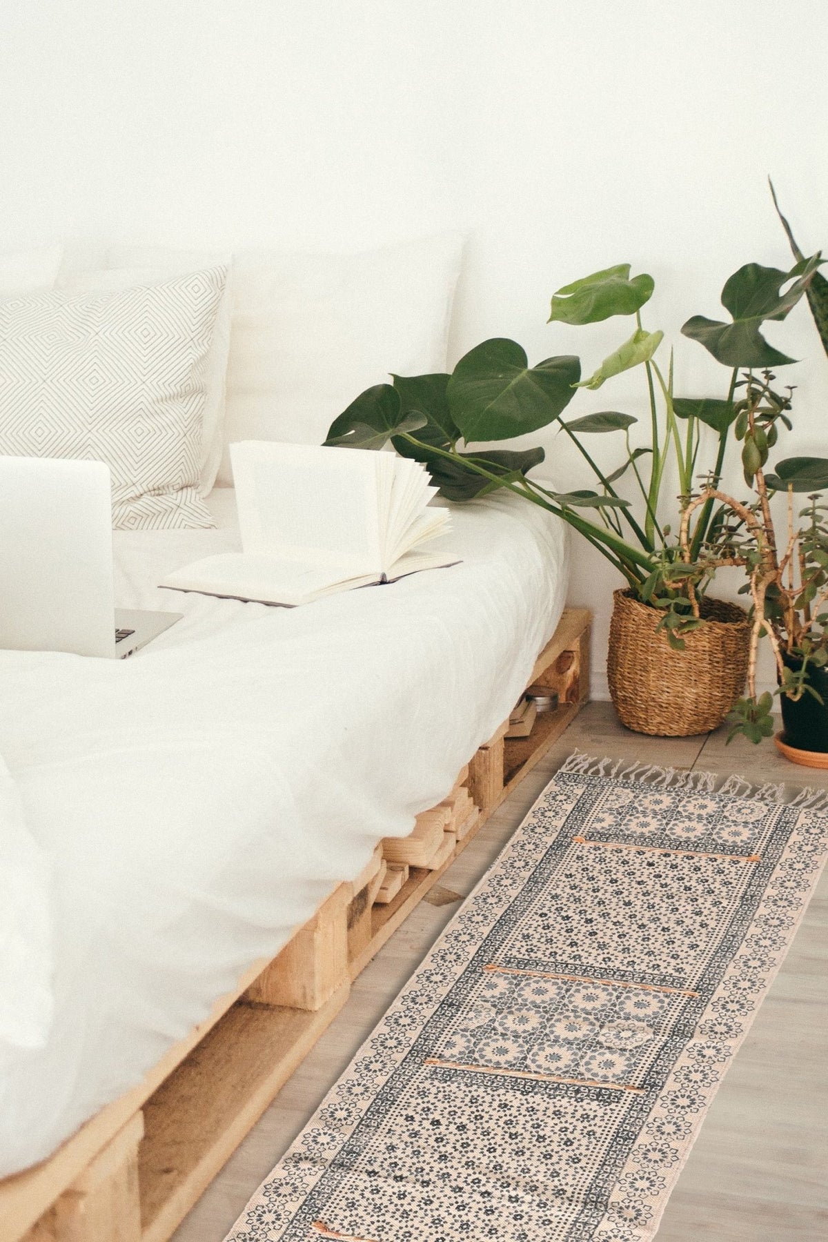 ZENTE -BLOCK PRINTED FLOOR RUNNER - WHITE - ART AVENUE